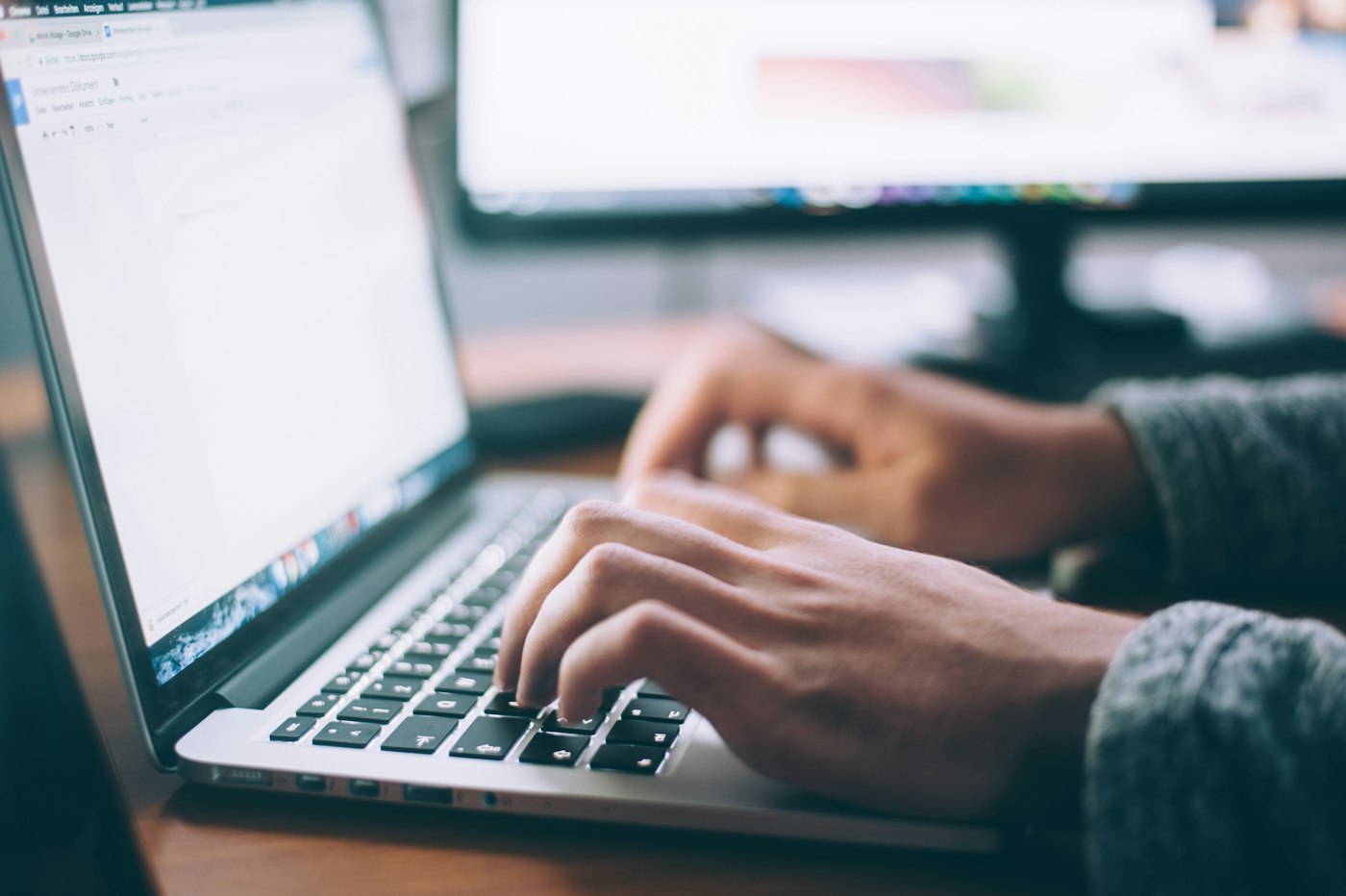 Mains sur le clavier d'un ordinateur portable pendant une intervention