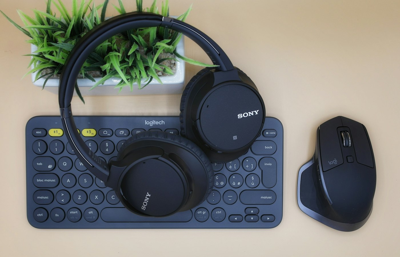 Clavier, souris et casque posés sur un bureau